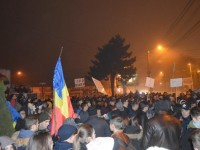 Aproximativ 1000 de suceveni şi-au exprimat vineri furia faţă de clasă politică