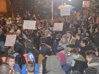 De ce ies în stradă, seară de seară, protestatarii suceveni