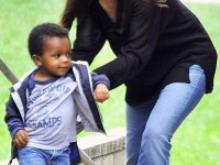 Actriţa americană Sandra Bullock a confirmat că a adoptat o fetiţă