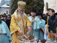 ÎPS Pimen i-a binecuvântat cu agheasmă mare pe credincioşi