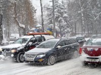 Poliţiştii suceveni verifică dacă şoferii au maşinile echipate cu cauciucuri de iarnă