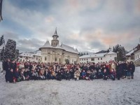 Măria Ta, deschide larg porţile ! Au venit studenţii ! Ţi-au venit răzeşii !