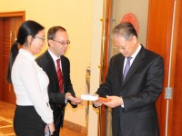 Conf. univ. dr. Alexandru-Mircea Nedelea, coordonator al volumului monografic “China”, înmânându-i-l Excelenţei Sale Domnul Ambasador Extraordinar şi Plenipotenţiar al Republicii Populare Chineze în România, XU Feihong.