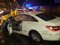 Stâlp de iluminat spulberat de un autoturism