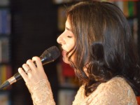 Alexandra Uşurelu a cântat printre cărţi, într-un concert acustic emoţionant