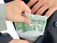 O suceveancă a oferit 100 de euro unui poliţist