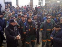 Şase mineri au intrat în greva foamei, alţi 100 au protestat la sediul administrativ