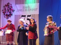De la st. la dr., cu Diploma de Excelenţă a UZPR de trei ori, Nicolae Toma şi Maria Toacă, Doina Cernica şi ceilalţi membri ai delegaţiei sucevene: Alis Niculică, reprezentanta Bibliotecii Bucovinei “I. G. Sbiera” Suceava, Rozalia Motrici, preşedinta Asociaţiei Culturale “Mircea Motrici” Suceava şi Dumitru Teodorescu, director al cotidianului “Crai nou” Suceava