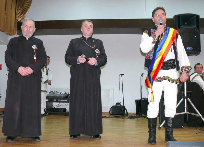 Primarul comunei Poiana Stampei si cei doi preoti parohi