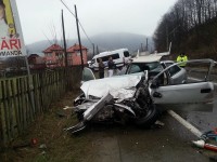 Un bărbat mort, soţia acestuia şi încă o femeie rănite, după o coliziune între trei maşini, aproape de Molid
