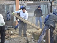 Pompierii Gărzii Siret reconstruiesc casa unui localnic, distrusă de un incendiu