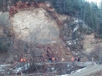 Pirotehniştii de la ISU Suceava şi Neamţ au înlăturat pericolul căderii pietrelor pe DN 18