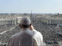 Papa Francisc a amintit de victimele terorismului şi de migranţi în mesajul tradiţional „Urbi et Orbi”