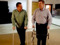 Cătălin Nechifor şi senatorul PSD Liviu Pop, recent operat la genunchi.