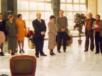 La Sucursala Suceava a Băncii Comerciale Române, la lansarea romanului “Cartea sorţilor” (7 mai 1999), Paulina Suciu, Cătălina Olaru, Anca Dominciuc, Doina Cernica, Dana Dominciuc, Daniel Drăgan, Niadi Cernica, Constantin Severin, Vasile Cojocaru, Ion Beldeanu şi Dumitru Cucu