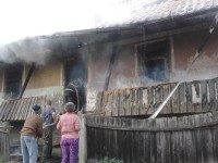 Desfăşurare impresionantă de forţe pentru salvarea a trei case din ghearele focului