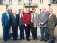 În faţa Liceului „Eudoxiu Hurmuzachi“ la vizita din aprilie 2000