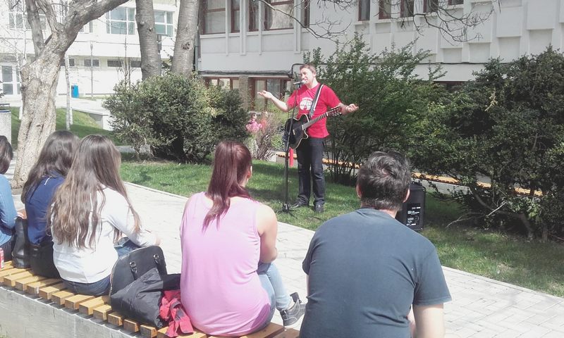 Amiază cu folkul lui Walter Ghicolescu, în campusul USV