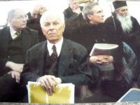 Însoţim această imagine de acum 10 ani, de la Muzeul de Artă „Ion Irimescu” Fălticeni, în care acad. Constantin Ciopraga apare cu ÎPS Pimen, Arhiepiscopul Sucevei şi Rădăuţilor, şi cu scriitorul şi omul de televiziune Grigore Ilisei, cu o invitaţie la sărbătorirea amintirii sale sâmbătă, 21 mai 2016, ora 12,30, la Biblioteca Bucovinei „I. G. Sbiera” Suceava. Este vorba de o manifestare, „Cinstire la Centenar”, iniţiată şi moderată de monahia Elena Simionovici, vicepreşedintă a Societăţii Scriitorilor Bucovineni, manifestare organizată sub auspiciile Societăţii şi ale instituţiei-gazdă, cu universitara Magda Ciopraga invitată de onoare.