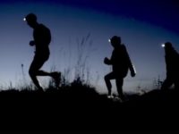 Concurs de alergare montană pe timp de noapte