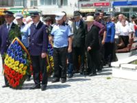La Fălticeni, ceremonii militare şi religioase cu depuneri de coroane şi jerbe de flori