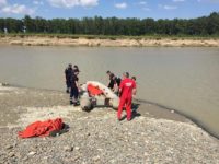 Un bărbat cu probleme psihice s-a aruncat în râul Moldova sub privirile soţiei