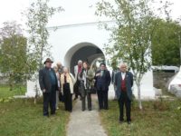 Ion Muscalu (primul din stânga) la Biserica lui Miron Barnovschi din Toporăuţi