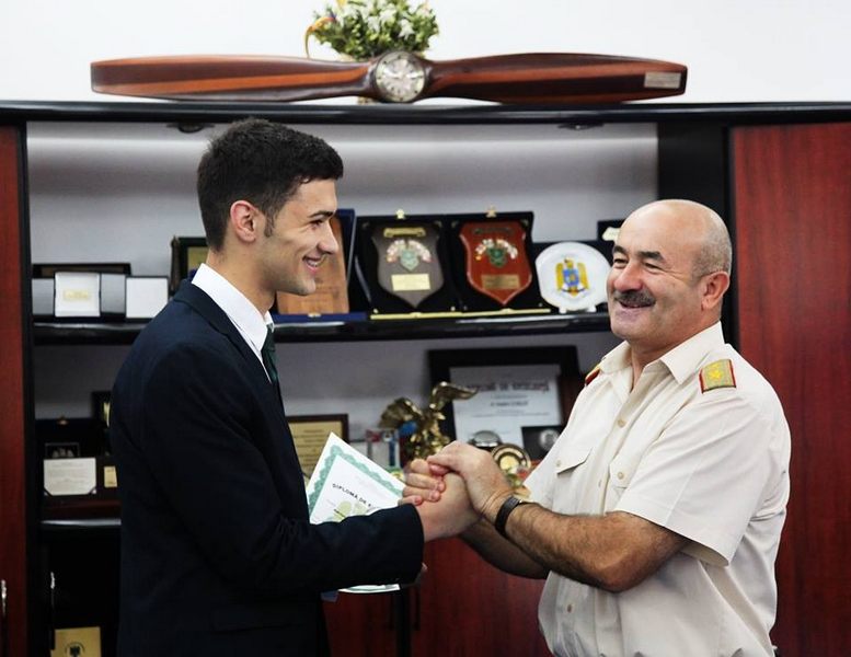 Absolventul Colegiului Militar din Câmpulung cu 10 la bacalaureat, premiat de şeful Statului Major al Forţelor Terestre
