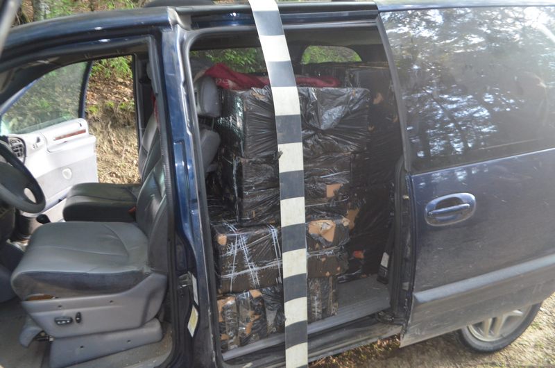 Maşină burduşită cu ţigări de contrabandă, tractată în trafic pe raza localităţii Suceviţa