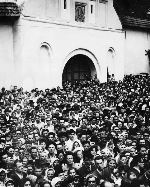 Pelerini in exteriorul Manastirii (Album, p. 443)