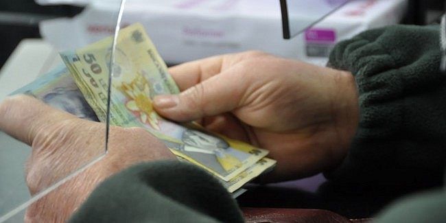 Euro scade, după trei luni, spre 4,46 lei