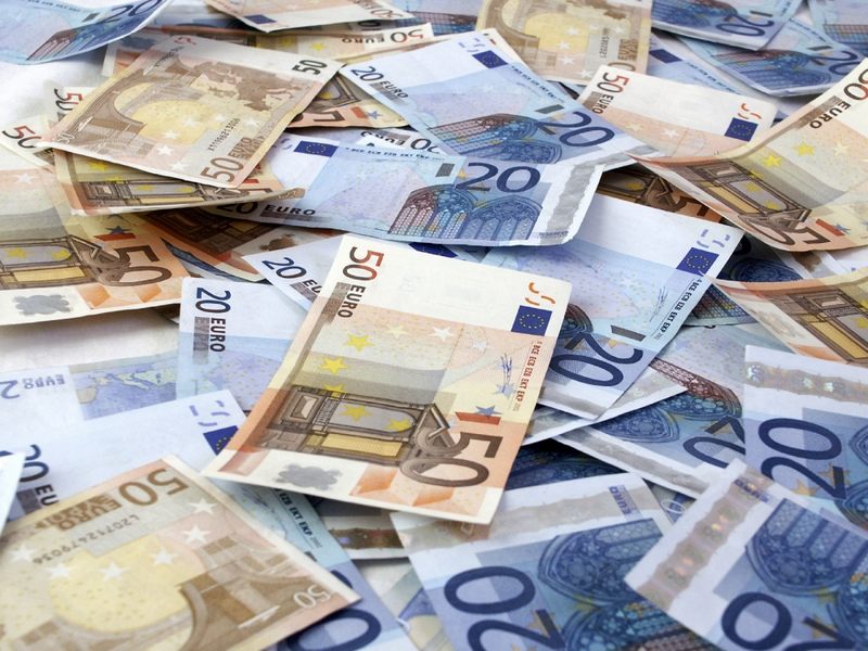 Euro a scăzut până la 4,45 lei