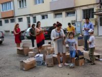 Teatru în faţa blocului