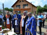 Sute de credincioşi au participat la sfinţirea troiţei din Stamate