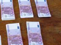 Un bărbat a rămas fără 13.000 de euro păstraţi într-o comodă