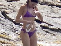 Carla Bruni-Sarkozy are o metodă infailibilă de a-i descuraja pe paparazzi la plajă