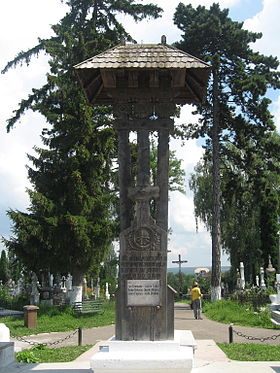 Flori şi lumini la mormintele şi monumentele eroilor