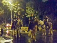 Paradă cu făclii şi umbrele