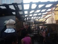 Tarabe înghiţite de flăcări în bazarul din Rădăuţi