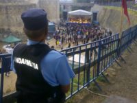 Pompierii şi poliţiştii, la datorie în… minivacanţă