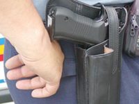 Un poliţist a împuşcat în picior un bărbat