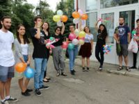 Câţiva voluntari au încercat să le facă fălticenenilor ziua mai bună
