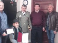La 102 ani, tot drept şi pe picioarele lui, Ştefan Papuc din Lisaura a primit recunoştinţa comunităţii