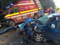 Ambulanţă SMURD lovită violent de un şofer imprudent