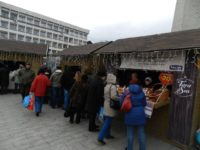 Primăria Suceava înlocuieşte căsuţele vechi şi inestetice de pe esplanada Casei Culturii
