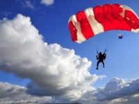O paraşutistă de 18 ani s-a rănit grav după un salt de la înălţime