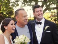 Actorul Tom Hanks, apariţie-surpriză la o şedinţă foto de nuntă din Central Park