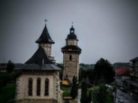 Biserica „Sfântul Dumitru” din Suceava îşi sărbătoreşte patronul spiritual