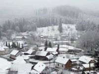 Vânt şi ninsoare în zona de munte