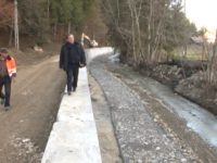 Se lucrează pentru punerea în siguranţă a localităţii şi drumului